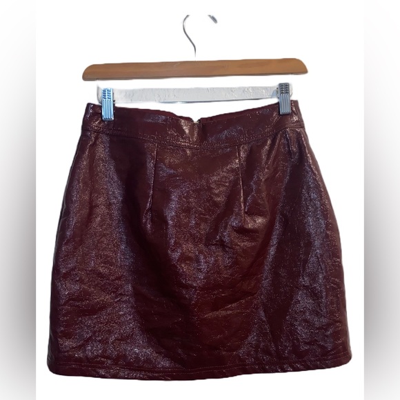 WILD FABLE BURGUNDY FAUX LEATHER MINI SKIRT W/ ZIPPER SIZE SMALL - Picture 2 of 3